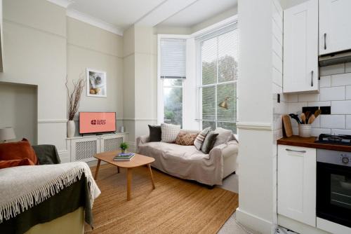 Chiswick Riverside Apartment | GuestReady - Charming Loft Apartment in Chiswick