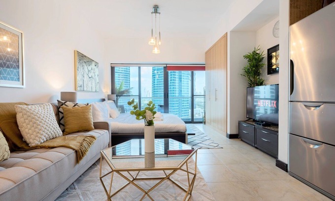Jumeirah Lake Towers Apartment | GuestReady Holiday Homes - Lux Studio with a View