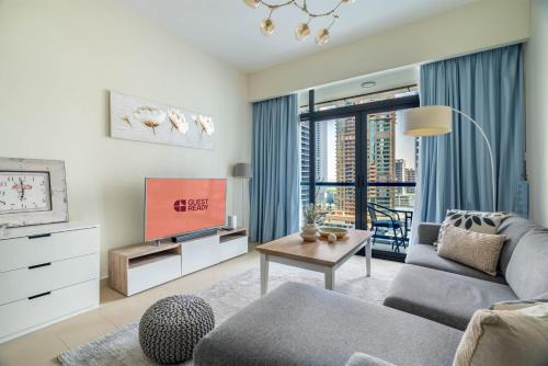 Jumeirah Lake Towers Apartment | GuestReady - Magnificent stay with lake view