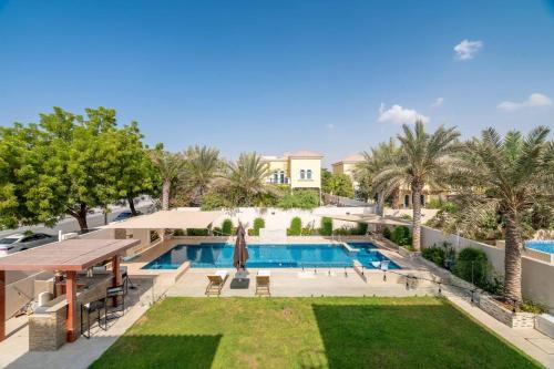 Jumeirah Park Apartment | GuestReady - Peaceful Garden Villa l Pool & BBQ