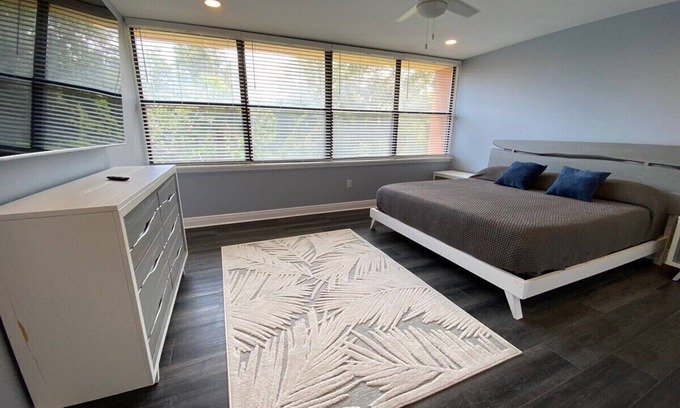 Pensacola Apartment | Gulf Breeze Condo w Pool Access!