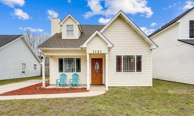 Gulf Breeze House | Gulf Breeze Cottage |Vaulted Ceilings |Loft |King Master |Office |Dogs Ok |Fenced |Near Oriole Beach