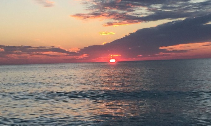 Englewood House | Gulf Breeze Retreat.Steps to the Beach, Gulf Breezes Await & Stunning Sunsets!