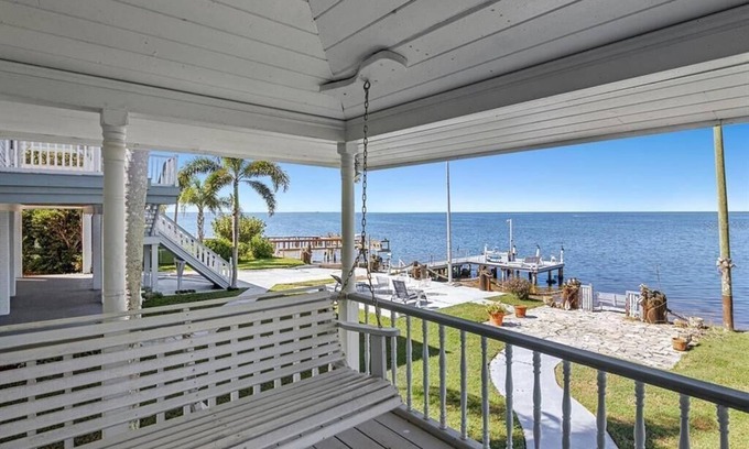 Holiday House | Gulf of Mexico Cozy 2-bedroom stilt house in charming Holiday with WiFi, AC