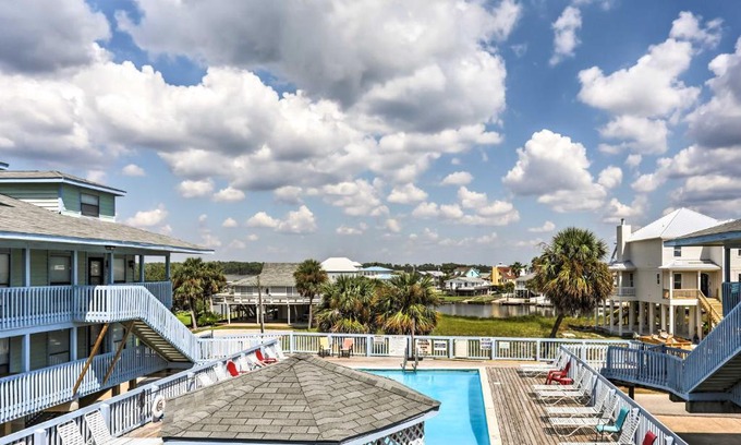 Gulf Shores Apartment | Gulf Shores Condo with Pool Access Steps to Beach!