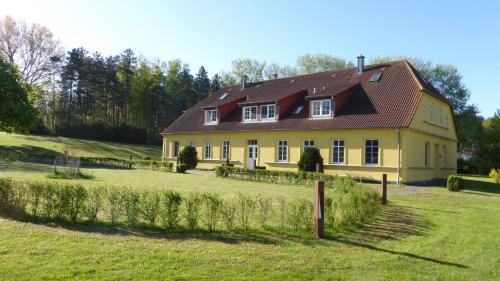 Gingst Apartment | Gut-Rattelvitz-Parterre-C-hochwertig-Sauna-Kamin-eTankstelle-Spielscheune-15-000qm-Parkland