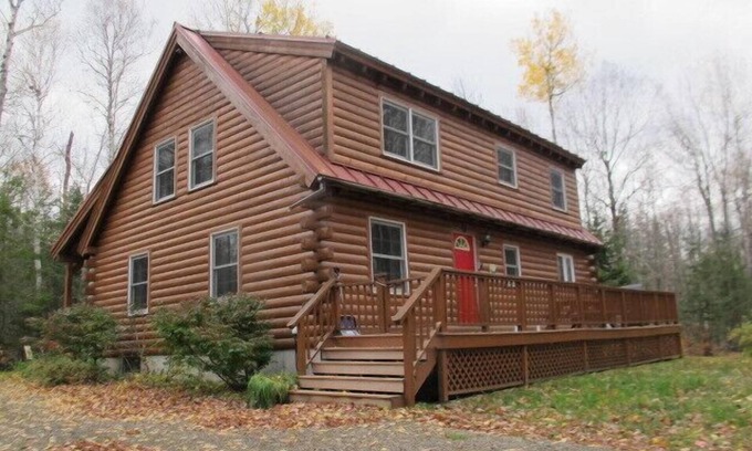 Rangeley Plantation House | 🐾Gutsell's Cabin - Log home in private setting near Mooselookmeguntic Lake, dog friendly
