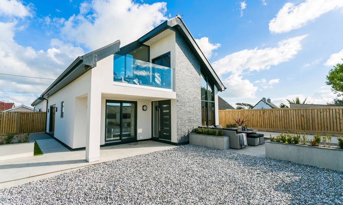 Rhosneigr Cottage | Gwel y Mor - sea views in Rhosneigr - sleeps six guests in three bedrooms