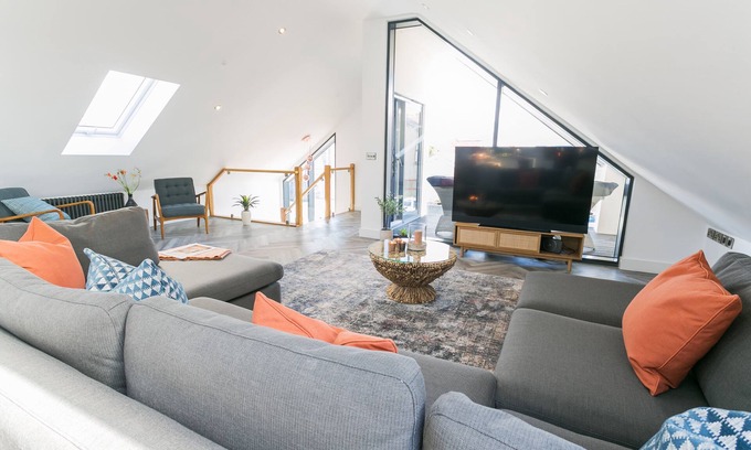 Rhosneigr Cottage | Gwel y Wyddfa - sleeps 6 guests in 3 bedrooms