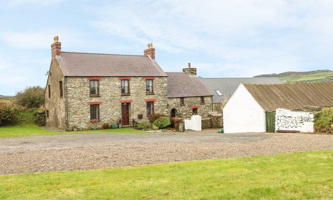 St Brides Cottage | GWRYD BACH FARMHOUSE, pet friendly, with open fire in St Davids
