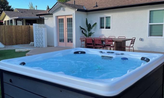 South Pandosy House | Gyro Beach home, Okanagan lake, HOT TUB, fire pit, outdoor shower. 3 bedrooms.