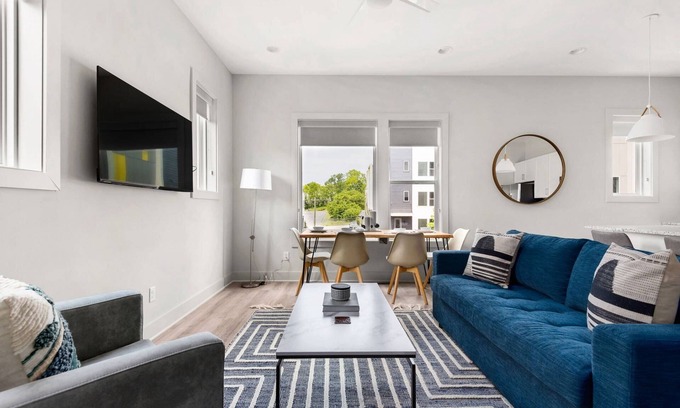 Talbot's Corner Condo | H16 ~ 4 Private Suites ~ Huge Private Rooftop ~ 6 Beds ~ 8 Minutes to Downtown