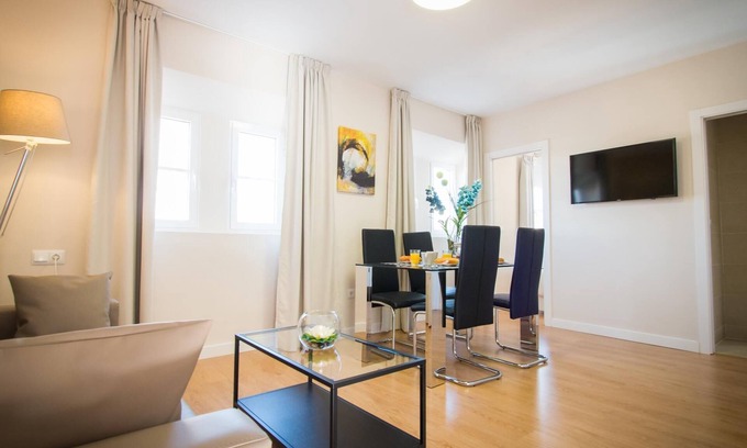 Centro Apartment | H2M Calle Nueva apartment close Cathedral