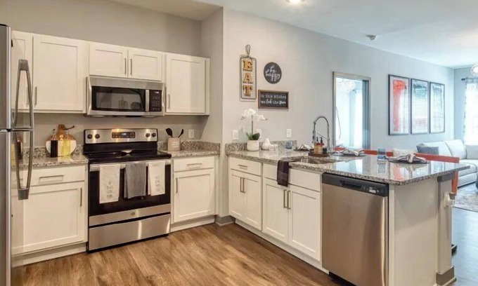 Coliseum Central Apartment | H4N Ellipse Urban | 2Bd Apartment Near Peninsula Town Center