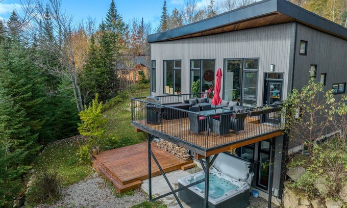 Ste-Lucie-des-Laurentides Ski Chalet | Haven of peace where aesthetics and comfort harmoniously converge.