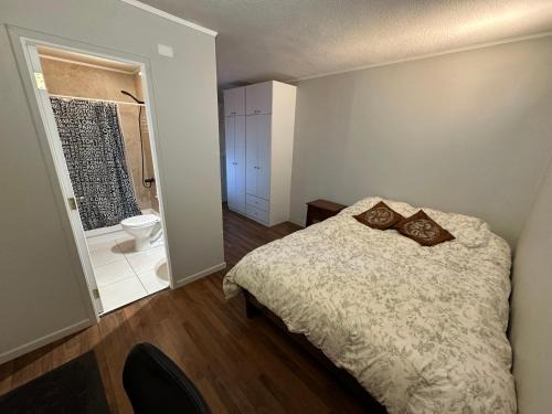 Puerto Montt House | Habitación con cama doble y baño privado N2
