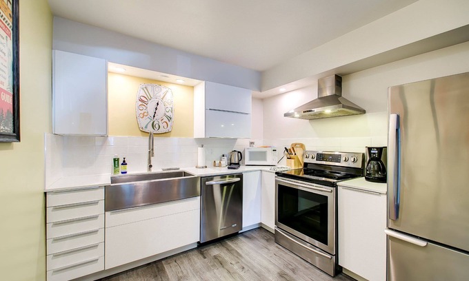 North End Apartment | #Habituehomes - Ninth Street Retreat - King Bed!