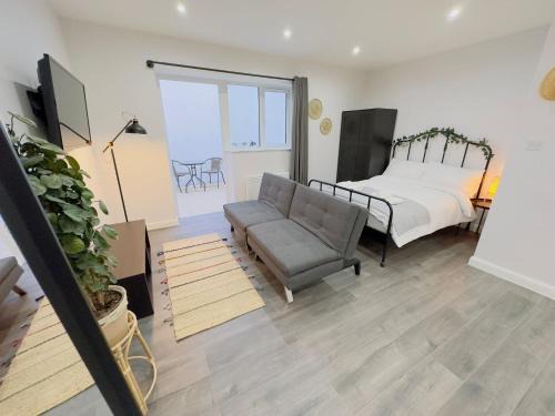 Upper Clapton Apartment | Hackney Studios by Sleepy
