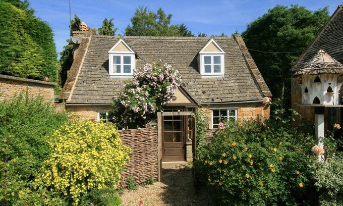 Aston Magna Cottage | HADCROFT COTTAGE, pet friendly, with open fire in Aston Magna