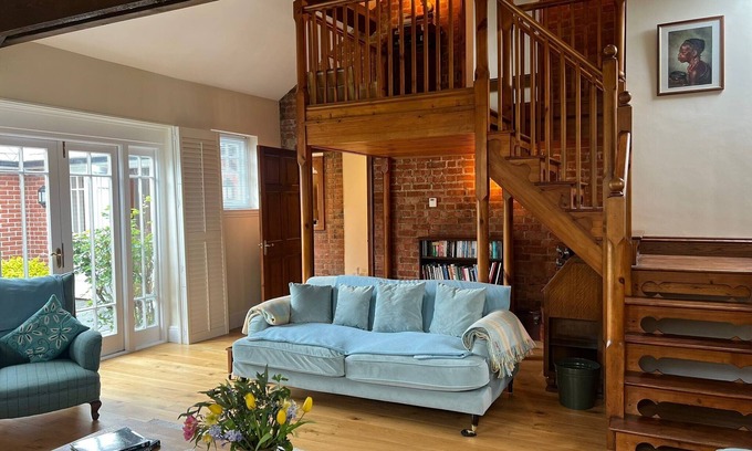 Aberaeron House | Hafan Hedd – a peaceful retreat in the heart of Aberaeron, sleeps up to 6, dog friendly