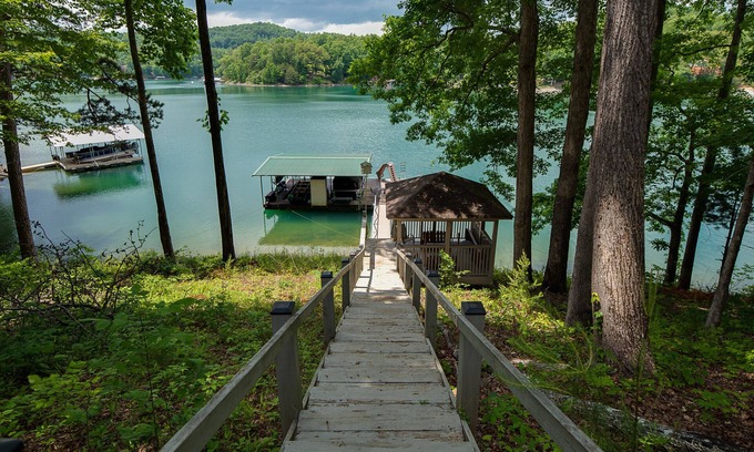 Big Creek House | Hakuna Matata = No Worries Huge Lakefront Home Private Dock Florida Room