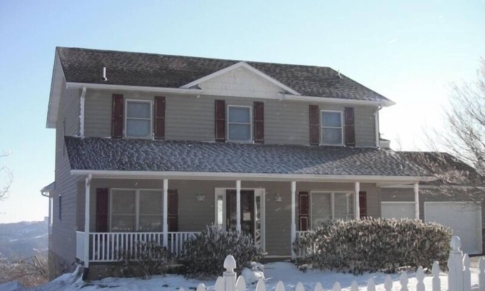 Banner Elk Cottage | HALSEY'S HAVEN-Very Fine Country 'Cottage' in a Superb Neighborhood.