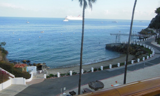 Avalon Villa | HAMCOVE BestBldg Best View/OCEANFRONT/GOLFCART/SMART TV A/C,25 yards to ocean!