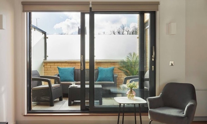 Hammersmith Broadway Apartment | Hammersmith Mews 2 Bedroom | Spacious Apartment w/Dining, Near River Thames