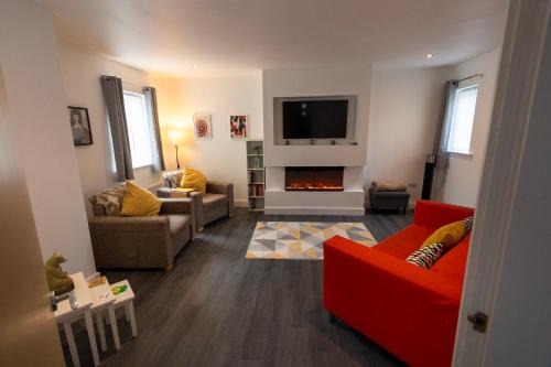 Peterborough House | Hampton 3-bedroom Relaxing Escape with Parking