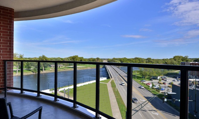 Cedar Falls Community Main Street Hotel | Hampton Inn Cedar Falls Downtown