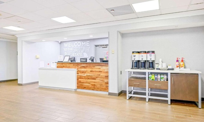Maryland Heights Hotel | Hampton Inn St. Louis - Westport