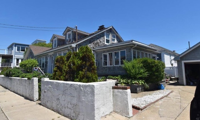 East Atlantic Beach House | Hamptons like EAB Long Beach area 4 Bedroom House - Steps to the ocean!