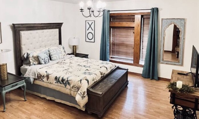 Lawton House | Hanza's Heartland- The retreat you deserve-Charming 4-bedroom/5 bed house