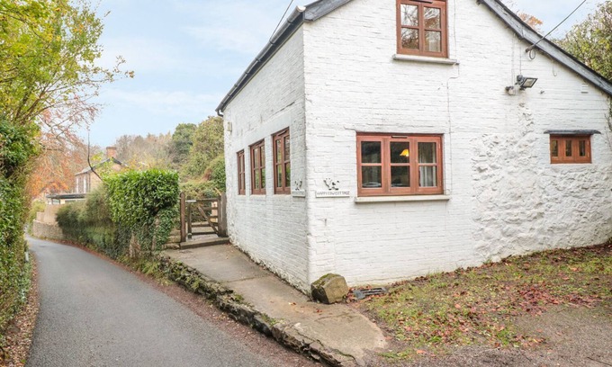 Redbrook Cottage | HAPPY COW, pet friendly, with open fire in Symonds Yat