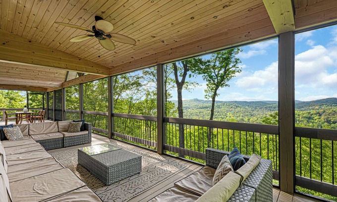 Blue Ridge House | Happy Hour Heights – Blue Ridge, Ga.