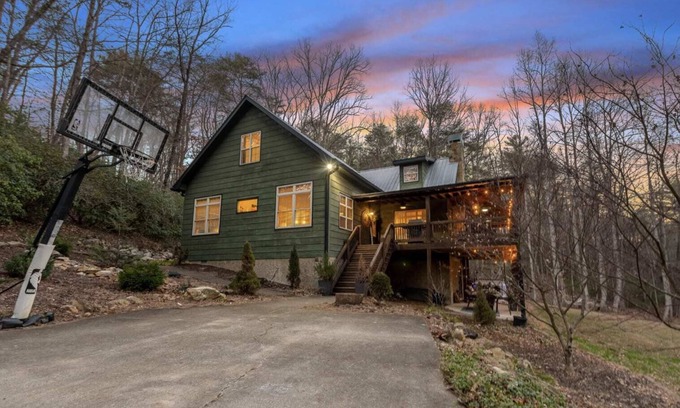 Walnut Mountain Cabin | 'Happy Trails' PETS STAY FREE! Game Room, Hot Tub!