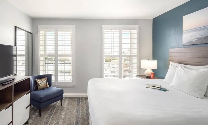Yachting Village Resort | HARBOR FRONT Resort on Thames St close to Shops & Bars!