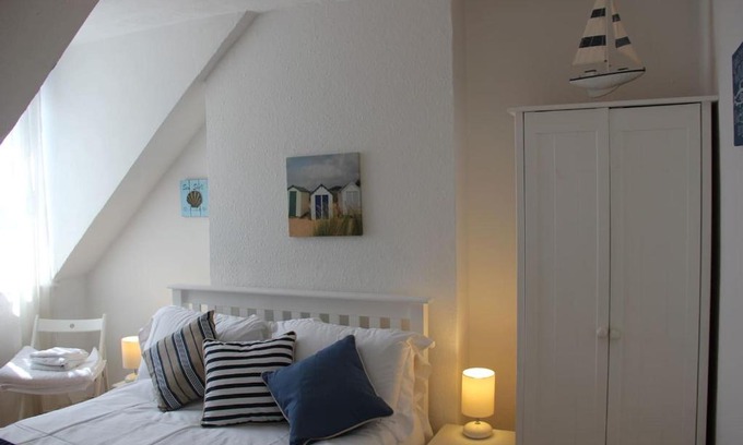 Whitstable Apartment | Harbour Loft One minute from beach partial sea views