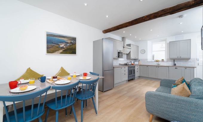 St Ives House | Harbour Moorings, Downalong – Sleeps 8 – Sea Views - Off Site Parking