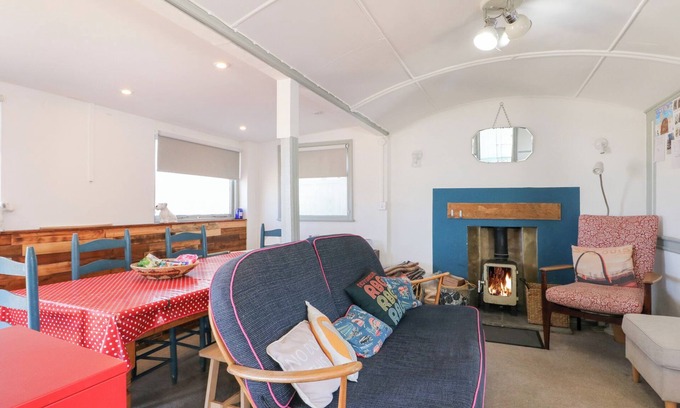Pagham Cottage | HARBOUR ROAD QUIRKY BEACH RAILWAY CARRIAGES, with a garden in Pagham