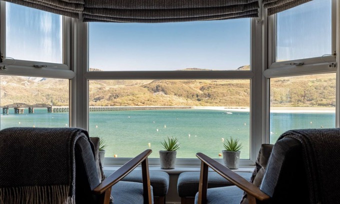 Barmouth Cottage | HARBOUR VIEW - FLAT 2, pet friendly in Barmouth