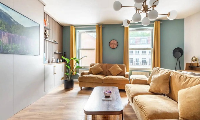 Clifton Apartment | Harbourside Haven: Stylish Retreat in Hotwell