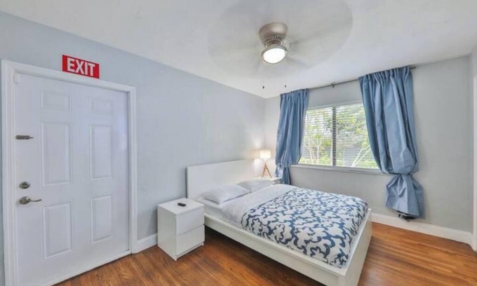 Sunset House | Hard Rock House - 2332
