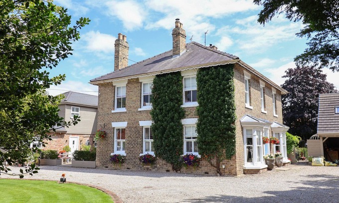 Holme-on-Spalding-Moor House | HARFORD HOUSE, pet friendly, with hot tub in Holme-On-Spalding-Moor