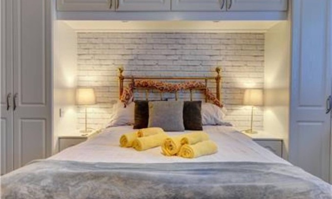 Watford Apartment | Harry's House (Muggles Welcome Too!) Swish & flick your way through Harrys House