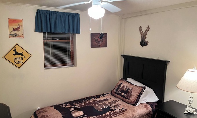 Lake Ariel Cabin | Harvest Moon Lodge- 3 Bedroom 1 Bathroom Cabin in The Hideout, Lake Ariel, PA