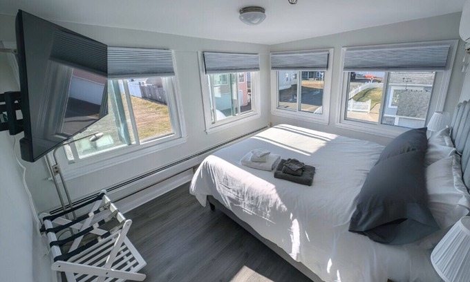 Old Lyme Apartment | Hatch at Soundview · Beach+OceanView+Sunrise