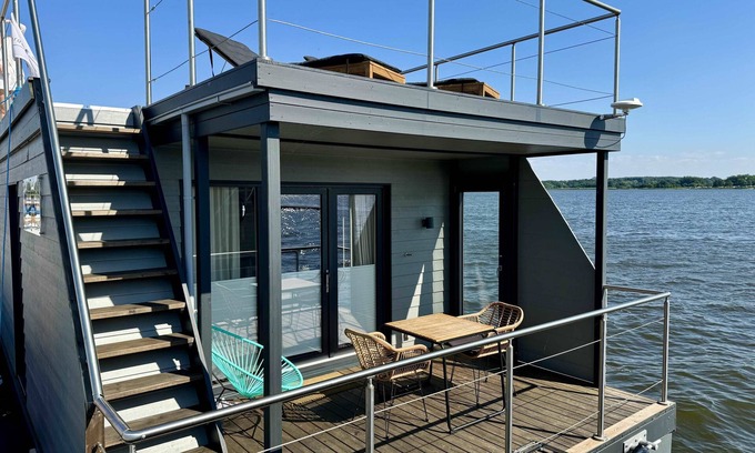 Schleswig Boat Rental | Hausboot Bikini für 4personen mit Großzügiger Dachterrasse am Ostseefjord Schlei
