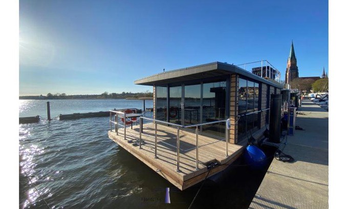 Schleswig Boat Rental | Hausboot Fjord Ankerplatz mit Biosauna in Schleswig
