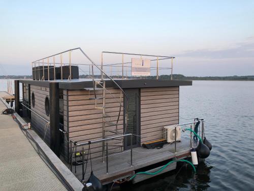 Schleswig Boat Rental | Hausboot Fjord Nordstern mit Dachterrasse in Schleswig